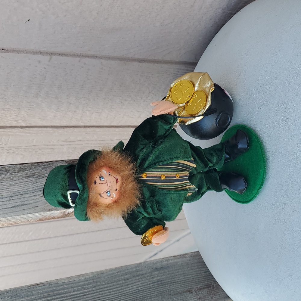 Annalee Lucky Charm Leprechaun Figurine – 9” Pot of Gold Decor